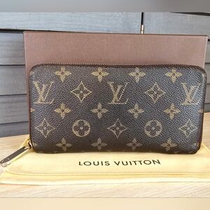 Authentic LOUIS VUITTON Zippy Wallet